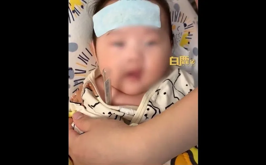 影/就算可愛也要忍！3月大女嬰「高燒近40度」　疑親友「輪流親」致病毒感染