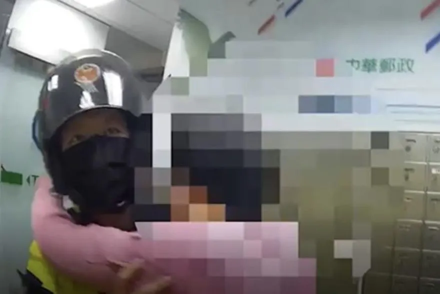 影/哭哭！接網路購物客服詐騙慘噴4萬　警及時攔阻再匯款她給女警抱抱