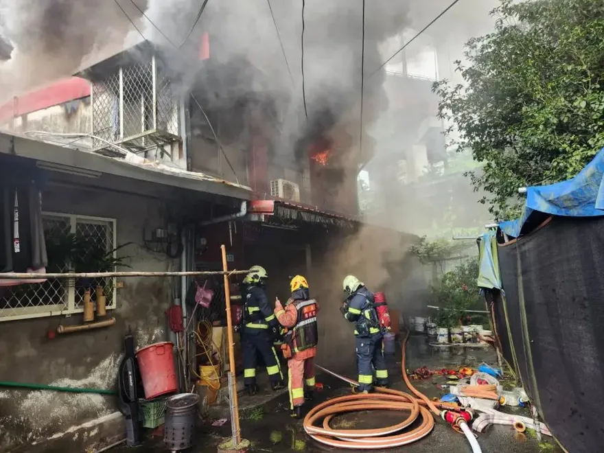 快訊/淡水民宅火警竄火舌！屋主兒洗澡中緊急逃生