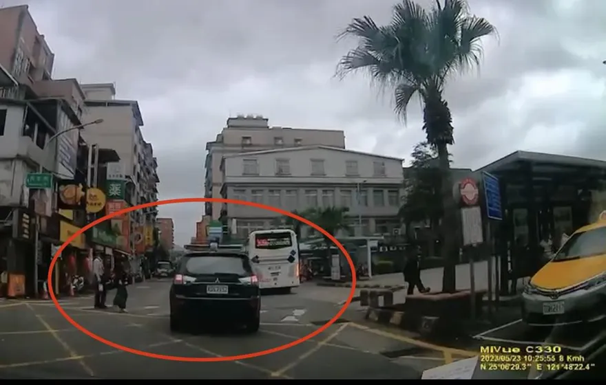 影/警車也不禮讓行人！瑞芳警車無視斑馬線行人　分局：開單兼懲處！