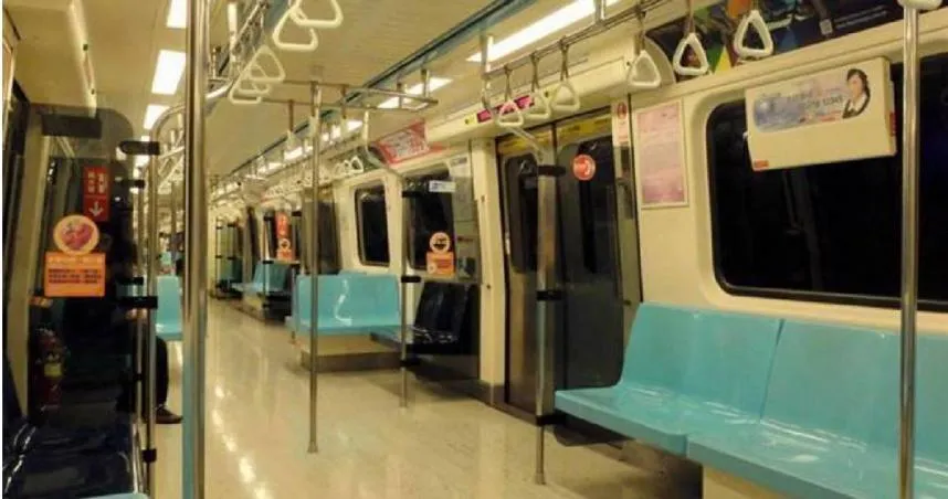 捷運車廂變健身房！三名外籍男吊單槓比賽　乘客氣炸無人處理