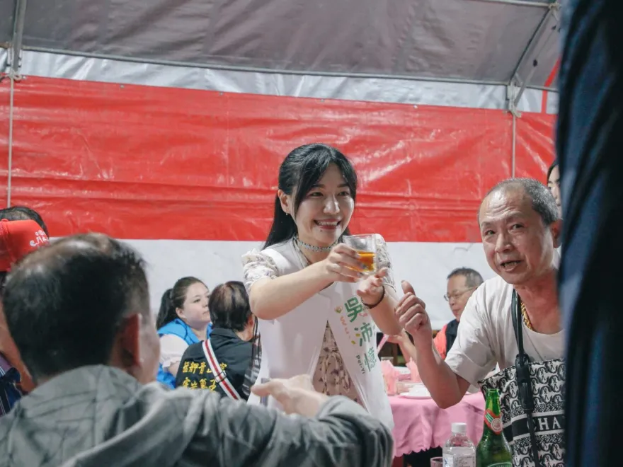 綠營炸鍋！雞排妹空降真相曝光？她質疑：賴清德容不下「小英的人」