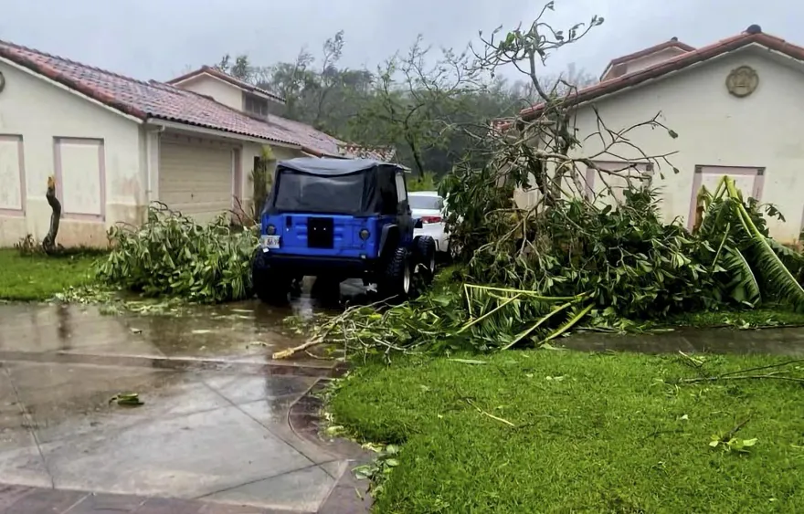 影/瑪娃攜強風暴雨重創關島　強勁風力將汽車360度掀翻