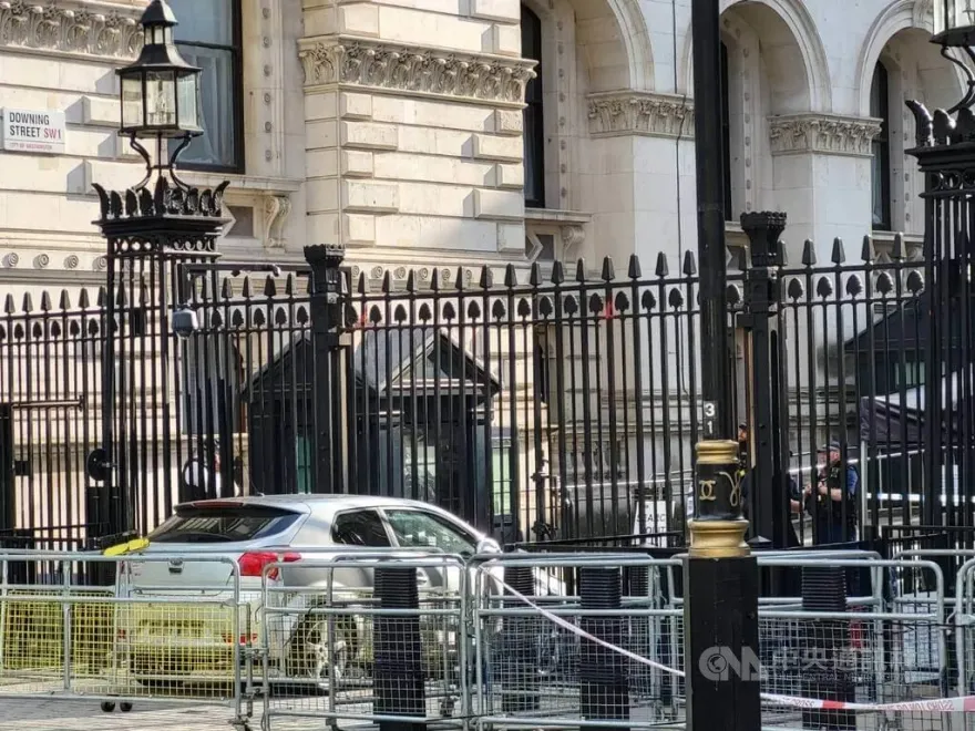 白色客車衝撞英首相府唐寧街柵欄　一男子遭警方當場逮捕