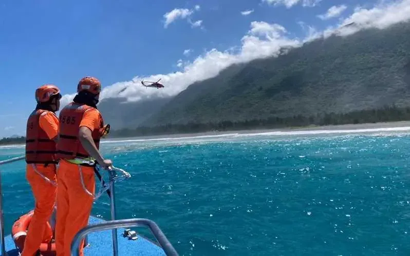影/花蓮加灣外海「2孩童海面漂流」　1人救起「1人OHCA」畫面曝光