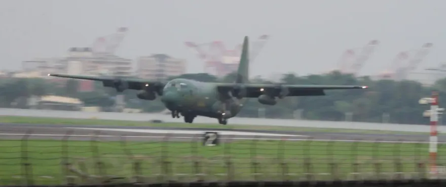 快訊/韓國空軍C-130受颱風影響  降落高雄小港機場！畫面曝光