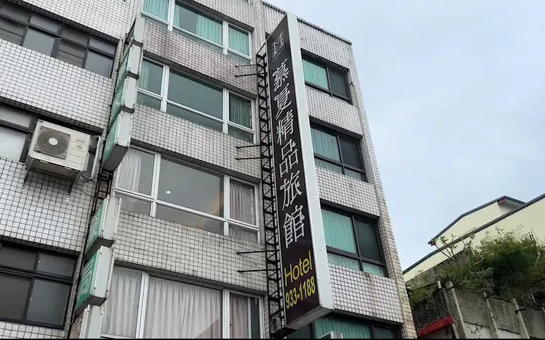 影/幫詐騙集團洗錢？前行政院顧問陳振坤藏im.B主嫌買的700瓶高檔酒　神秘旅館地下室曝光