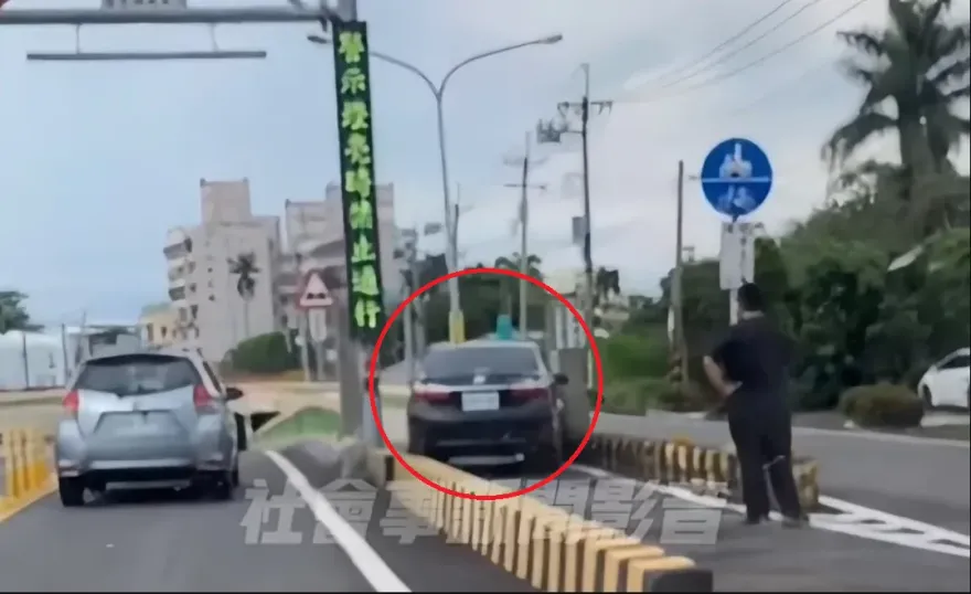 「小廟難容大佛」駕駛不熟路況　轎車卡機車專用道動彈不得