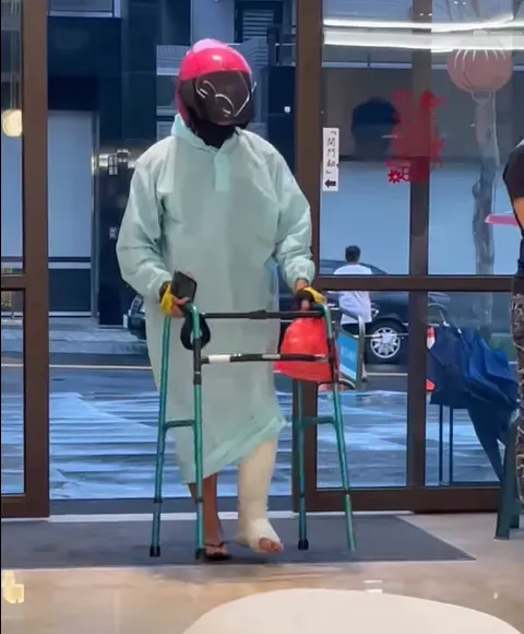 為了生活！外送員「打石膏」拄助行器跛腳送餐　網跪：不給小費說不過去