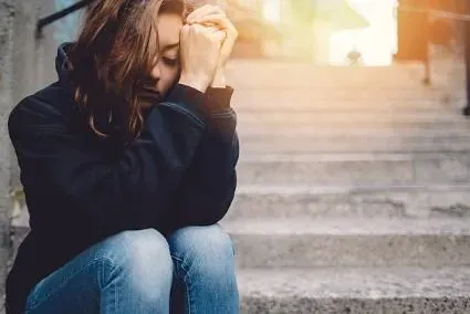 險遭拖把柄捅私密處！高中女生被多人當街霸凌險送命　狠男主嫌逃15年落網