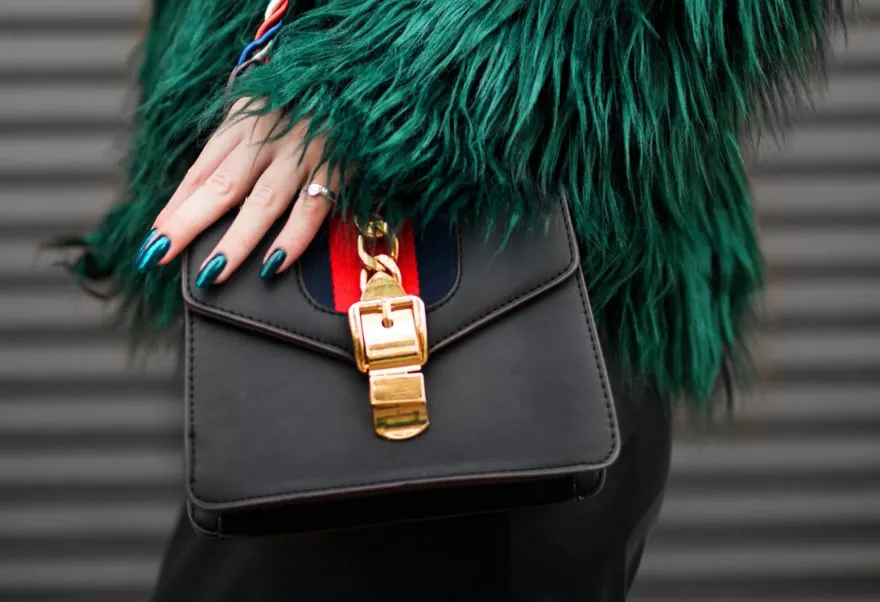 若為包包、感情可拋？女友要「18萬包包」遭拒鬧分手　網友恭喜男友：解脫了