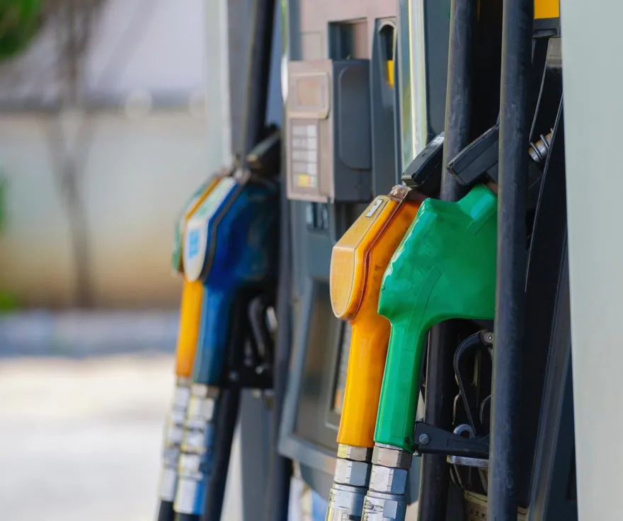 漏油又發動引擎！泰女騎機車加油不聽勸　瞬間「砰」燒成火球