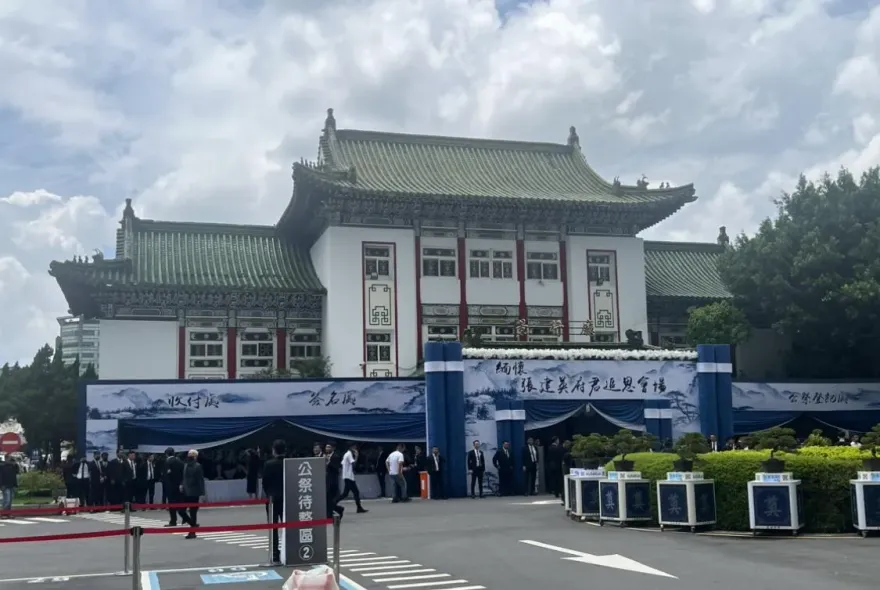 快訊/四海幫前幫主張建英今一殯告別式！黑白兩道到場送行…300警現場戒備