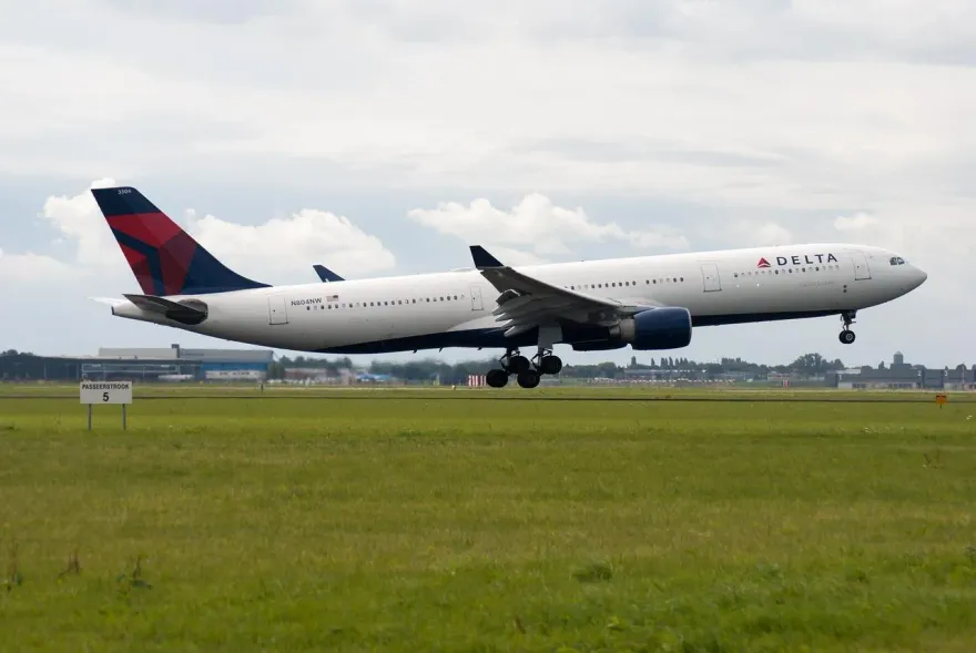 影/沒辦法再飛了！旅客機上炸屎走道「一整排咖啡色」　機長緊急掉頭返航