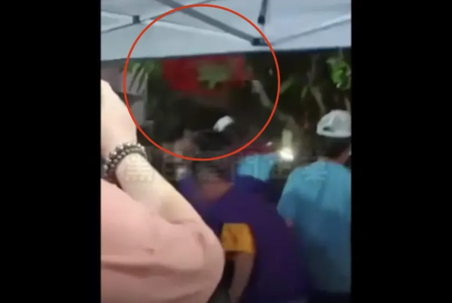影/新北三重先嗇宮遶境爆衝突　推擠丟板凳警到場排除