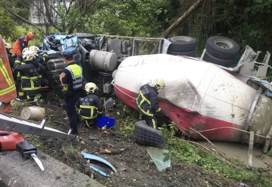 快訊/國道3號中和交流道匝道車禍　水泥預拌車翻覆女駕駛傷重不治
