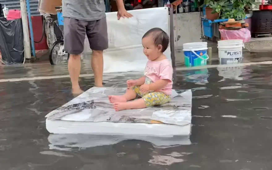 高雄暴雨開炸積水50cm！「冰箱」出走　小寶貝體驗「保麗龍」奇幻旅
