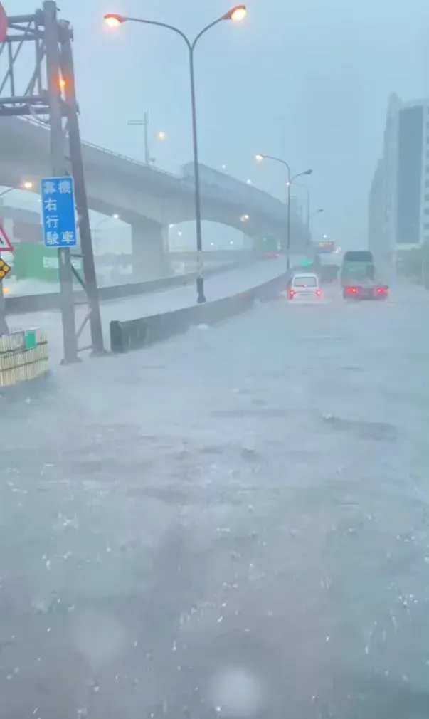 影/高雄暴雨「多處」水淹成河…深及小腿！李明璇嘆：陳其邁擺爛
