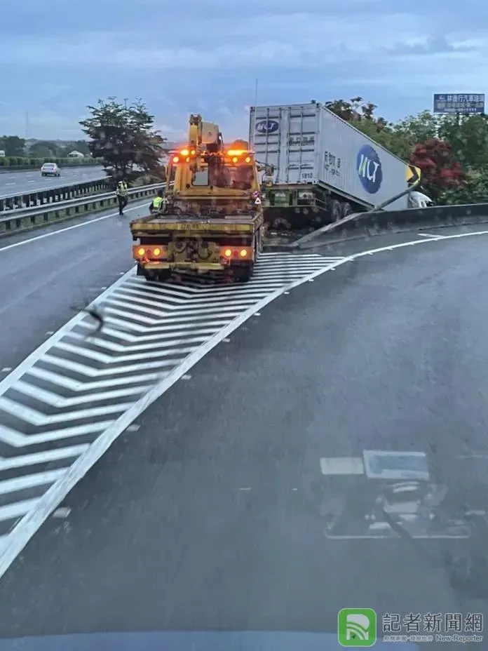 影／你累了嗎？台南物流車衝出護欄　尷尬卡分叉洞