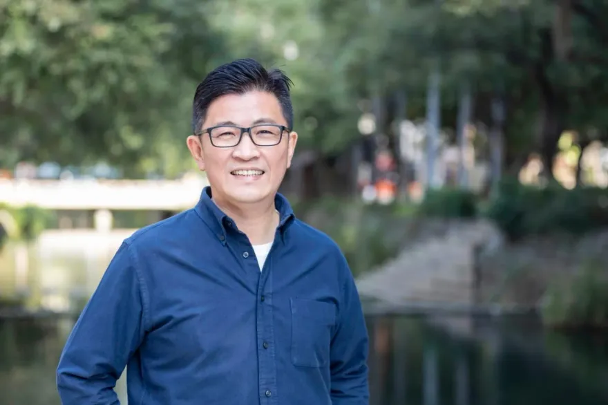 子弟兵鄭宏輝被爆強吻受害者「掏生殖器要求口Ｘ」柯建銘驚吐一句話