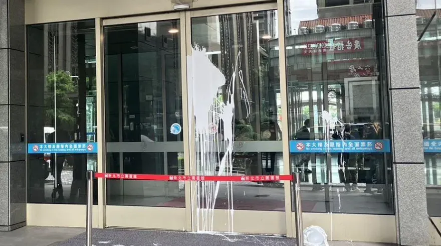 快訊/犯案過程曝光！新北市府潑漆案　嫌犯「下車潑漆再從容騎走」