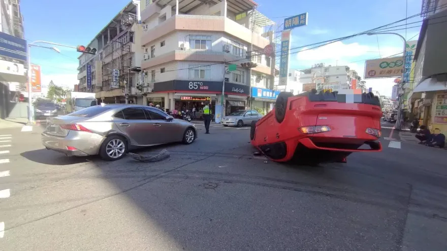 影/四輪朝天！轎車路口追撞翻轉180度　2童受傷緊急送醫