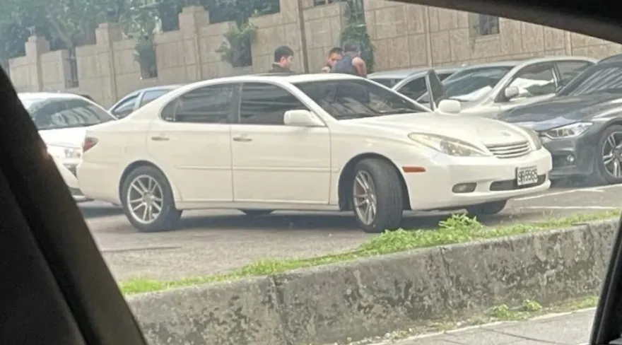 快訊/北市遠東飯店旁驚傳「歹徒」持槍押人！民眾嚇壞報警    原來是便衣警抓毒販