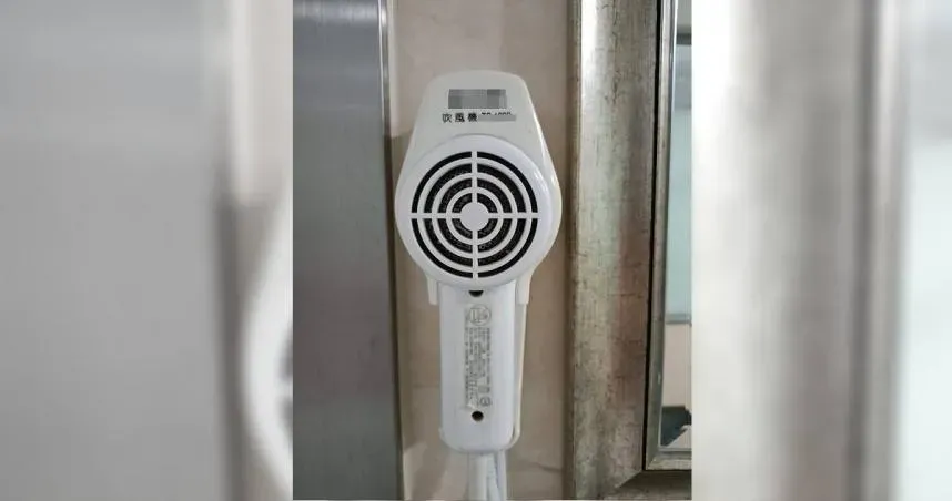 住飯店見「掛壁式吹風機」嘆：自動扣分　內行人曝2原因