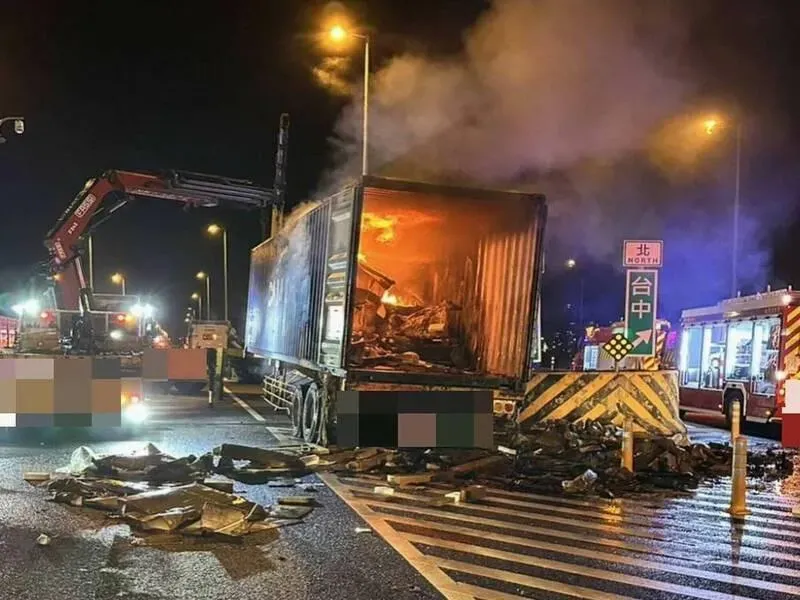 影/付之一炬！貨櫃滿載跑步機悶燒3小時　駕駛被提醒才驚覺變「風火輪」