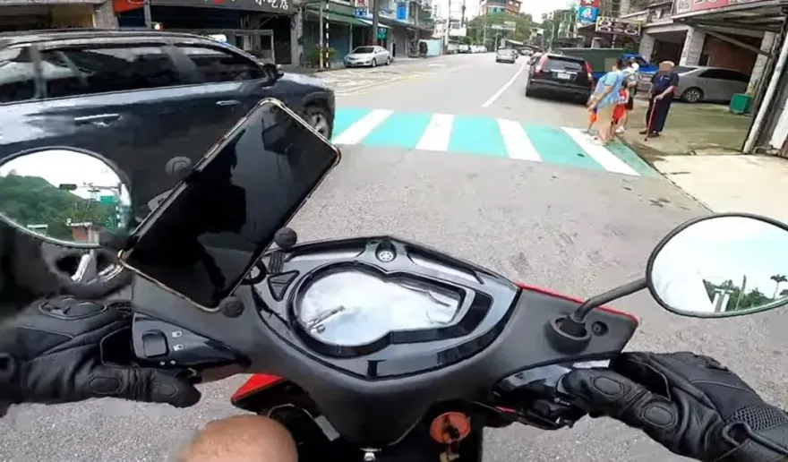 影/擋心酸？騎士防行人地獄向後方揮手示意禮讓　「老婦幼」過馬路被當空氣