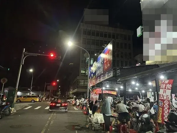 太離譜！高雄熱炒店桌椅擺到大馬路　網轟：要不乾脆封路做生意
