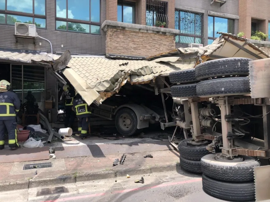 快訊/樹林大貨車撞進民宅！駕駛乘客受傷送醫　屋主嚇呆奇蹟「毫髮無傷」