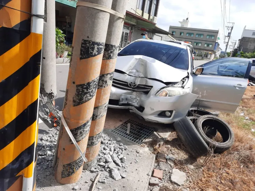 快訊/苗栗二寶媽自撞水泥燈柱「車頭嚴重凹陷」　母子3人輕傷送醫