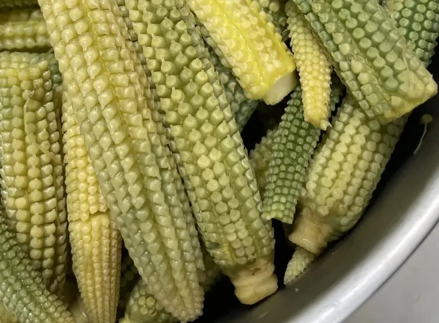 玉米筍下鍋變成「阿凡達筍」！專家解答：是天然色素