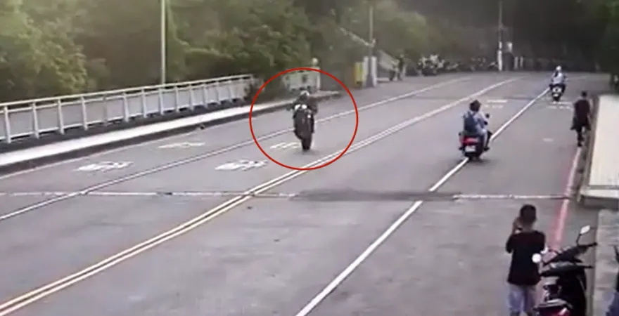 影/高雄屁孩大白天「翹孤輪」耍帥！警隨後到、送3萬6罰單