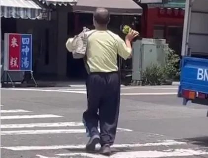 影/斑馬線當舞台！高雄舞棍阿伯抓著青菜跳恰恰　網抓頭：這樣讓不讓