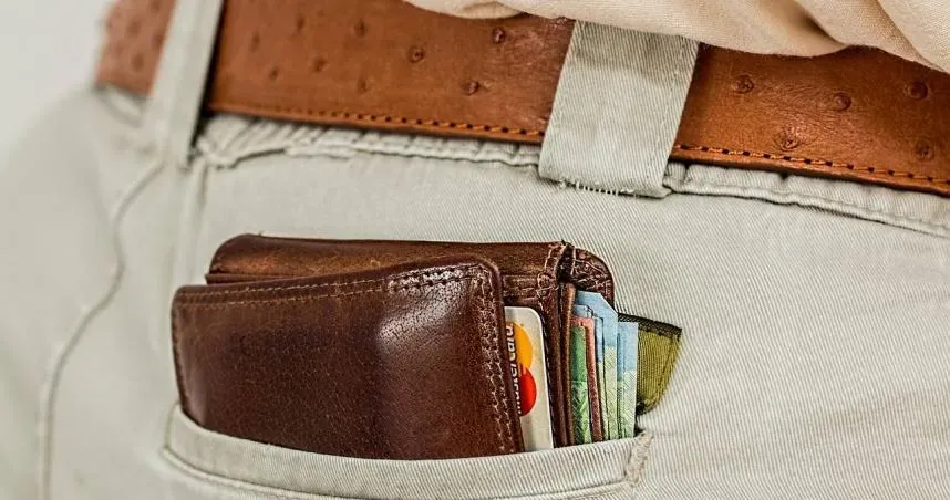 買便當「掏2張百鈔+20個1元」遭羞辱　老闆兒：這種錢別拿來