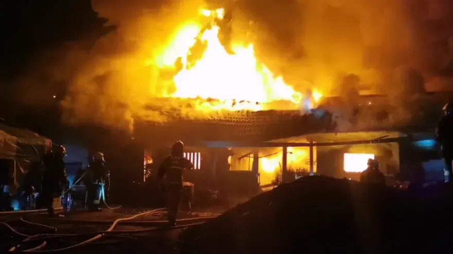 嘉義蘭潭水庫旁　木造三合院深夜大火吞噬、2人緊急逃出