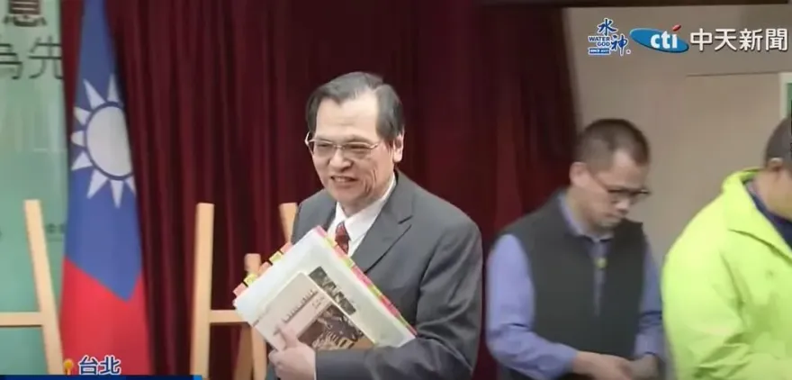 陳明通「榮退」受獎？蘇宏達轟校長立即下台　台大回應了！