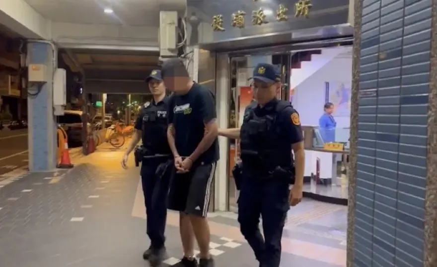 影/通緝男騎車拒檢大迴轉逃逸　新北9警攔截圍捕壓制逮人