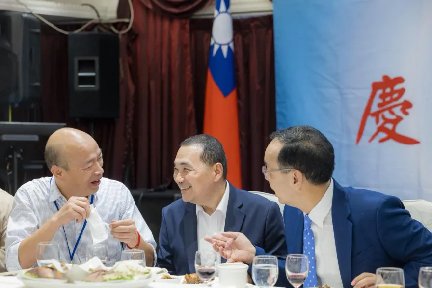 韓國瑜合體侯友宜坐同桌　2人互動曝光