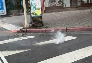 天母路面突冒「濃郁塑膠味」詭異白煙！　警消急拉封鎖線、釐清狀況