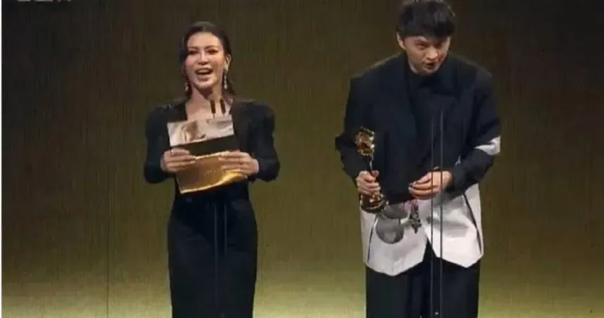 金曲頒獎烏龍非首次！莫文蔚念前兩字　王力宏衝上台「才知不是自己」