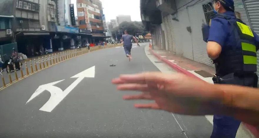 影/男子藏毒心虛拒檢逃竄　北市鷹眼警「鳴槍喝止」火速擒捕