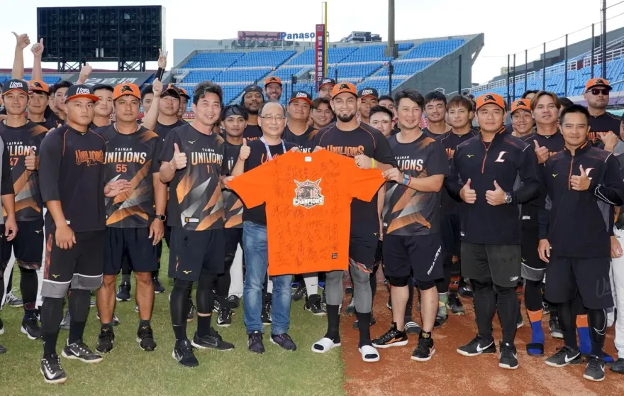 勝騎士轉投韓職起亞虎　獅贈封王簽名球衣祝福