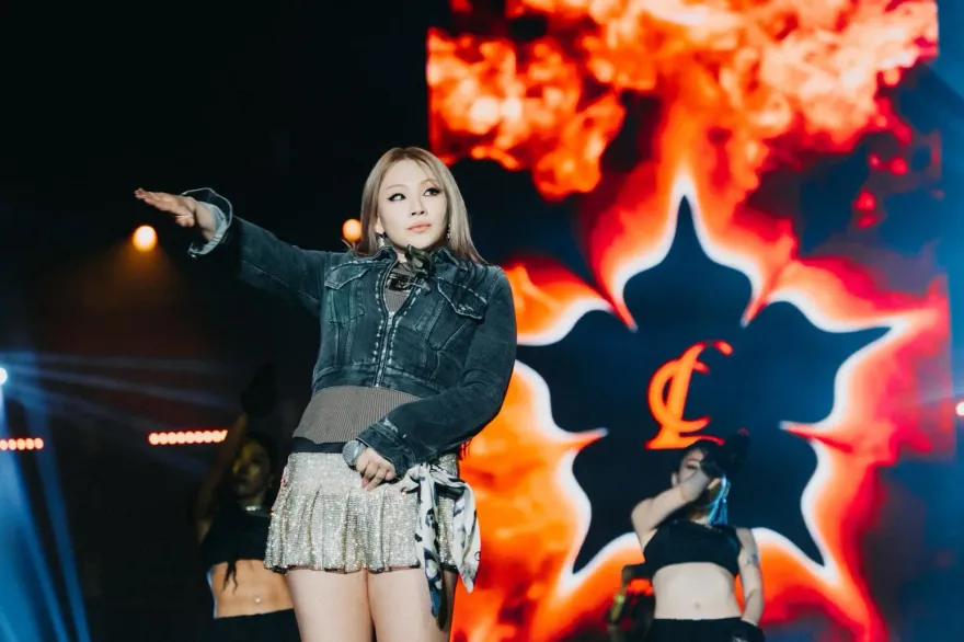 睽違六年來來！CL熱唱50分鐘嗨爆　溜搭公園親民玩狗自拍