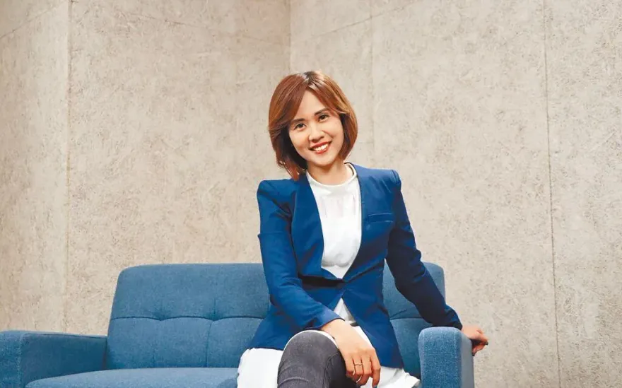 辣妻何橞瑢首場購物直播　今晚7點半快點購見