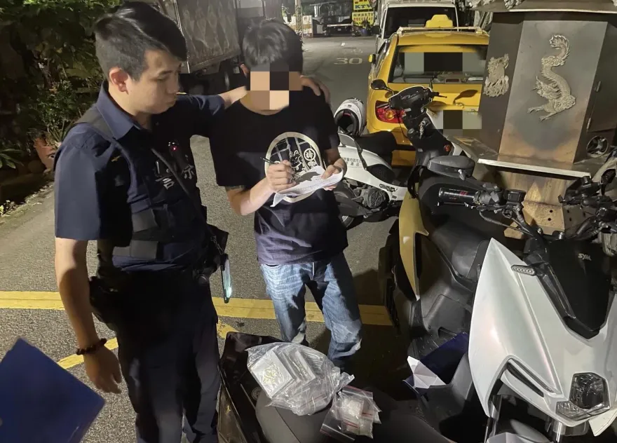 影/這是什麼？21歲男車廂酒盒藏毒　被警識破啞口無言遭逮