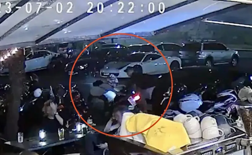 影/辣妹牽重機不慎刮到超跑「小牛」　聽到修車費要30萬她哭哭了