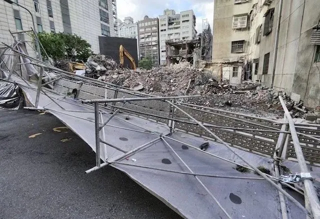 影/北市強風吹垮工地鷹架　扯斷電線壓損機車幸無人傷